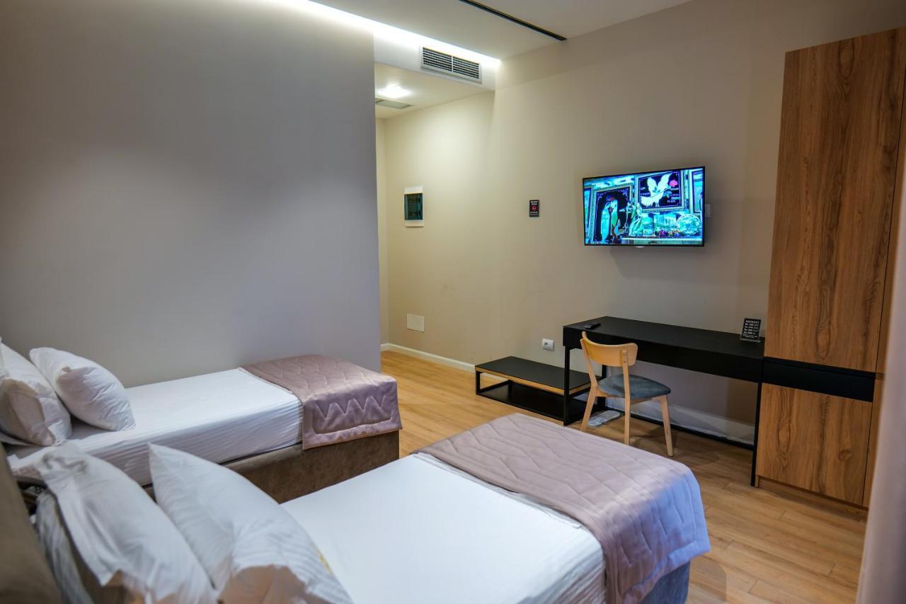 Lord Hotel Tirana Vorë Esterno foto